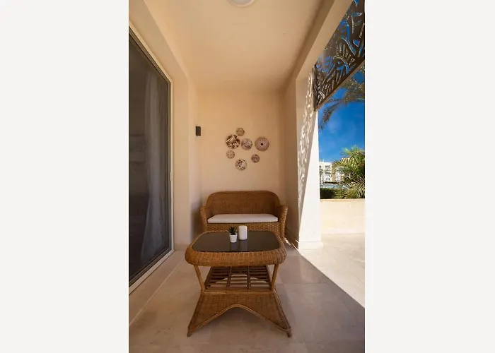 Jazzy 1bdr W Outdoor Pool View Terrace Free Pool & Access Appartement